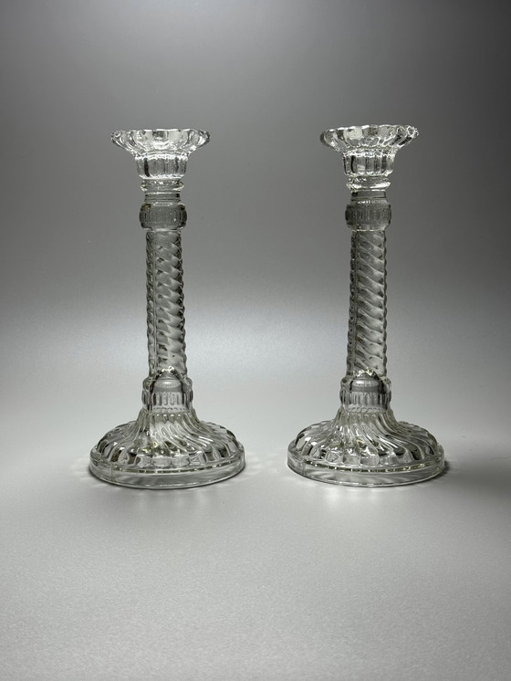 Image 1 of Een paar art-deco kandelaars van gedraaid glas — België, jaren 1920-1930