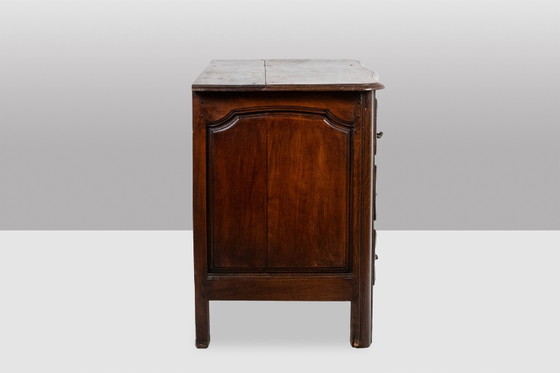 Parijse commode met 5 laden, van massief walnotenhout, uit de Lodewijk XIV-periode. – H.E., Ladekasten, Wood (photo 4 of 11)