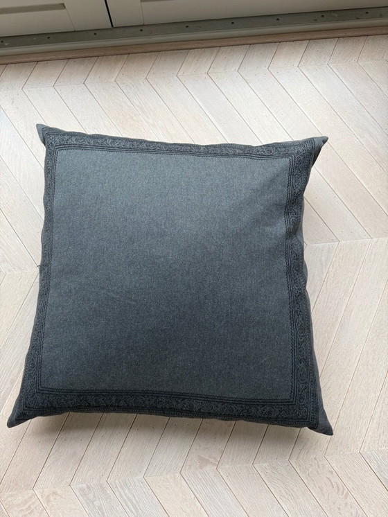 Image 1 of Großes graues Bodenkissen mit schwarzem Paisley-Rand
