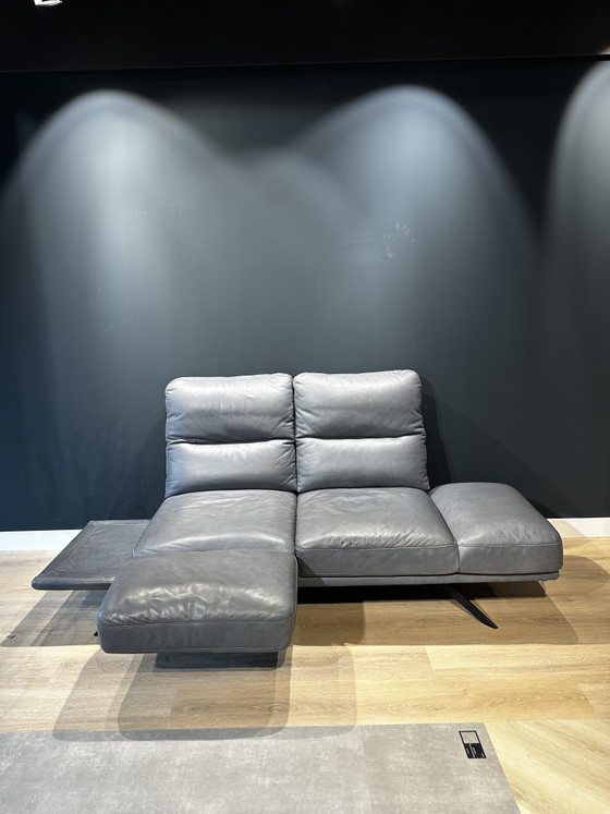 Divano di design in pelle grigia con poggiatesta regolabili e funzione lounge. – Koinor, Divani 2 posti (photo 2 of 6)