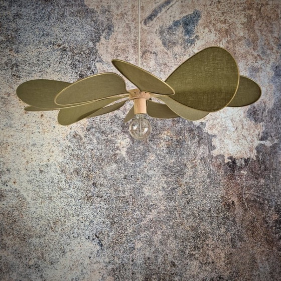 Image 1 of Suspension fleur, modèle Orphéa, 12 pétales en métal doré et lin (teinte au choix)