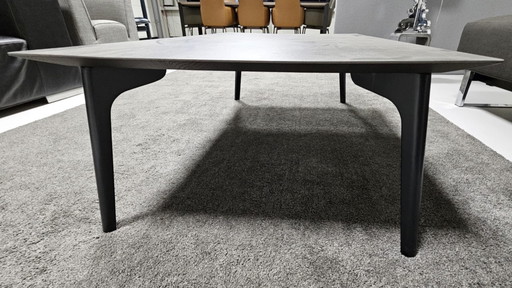 Leolux rolan salontafel 130x70. Blad: eiken; poten: epoxy; tafel hoogte 37cm