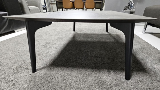 Image 1 of Leolux rolan salontafel 130x70. Blad: eiken; poten: epoxy; tafel hoogte 37cm