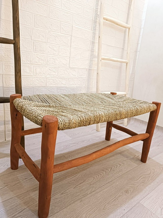 Handgemaakte mahoniehouten bank met geweven koordzitting: Marokkaanse boho-decoratie – Bankjes, Wood (photo 4 of 6)