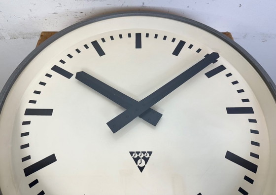 Image 1 of Grote grijze industriële fabriekswandklok van Pragotron, jaren 60