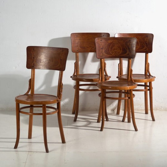 Ensemble ancien de 4 chaises de café viennoises en bois courbé avec dossier décoratif – Europe Centrale, c. (photo 5 of 40)