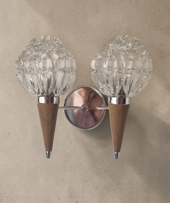 Image 1 of Applique doppia in stile scandinavo - Vetro scolpito e legno di teak - Anni '60