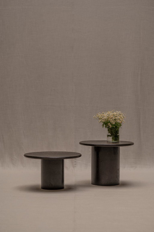 Ensemble de deux tables d'appoint en pierre d'ardoise, années 1970