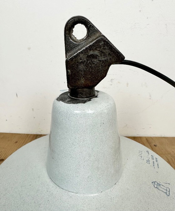 Image 1 of Lampada industriale in smalto bianco con parte superiore in ghisa, anni '60