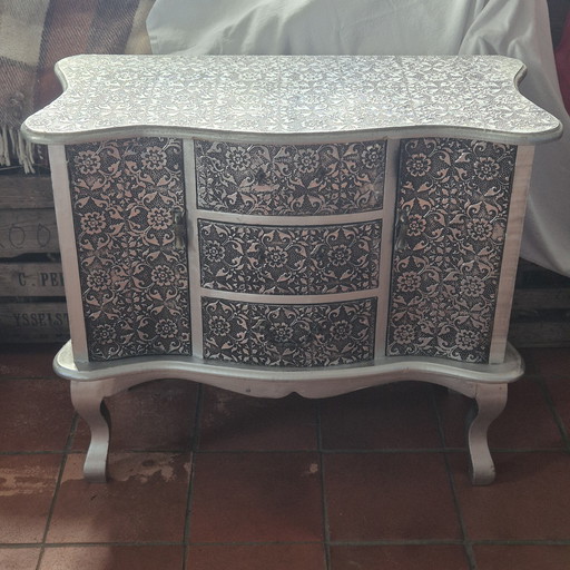 Cassettiera in stile barocco, argento e nero, 76x34x66 cm.