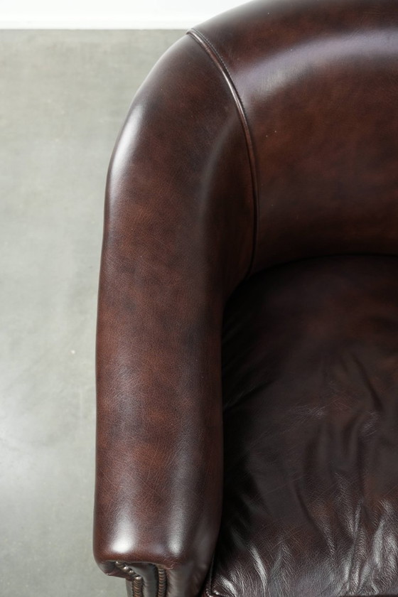 Image 1 of 2 Club-Sessel aus dunkelbraunem Rindsleder in gutem Zustand mit zeitlosem und stilvollem Design im englischen Stil.