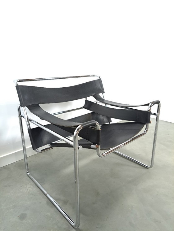 Image 1 of Réplica de la silla Wassily con cuero negro y cromo