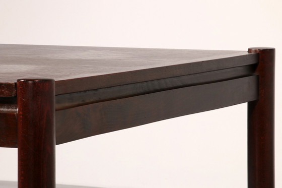 Image 1 of Essgruppe, inspiriert von Vico Magistretti, bestehend aus sechs elegant neu geflochtenen Stühlen und einem Tisch.