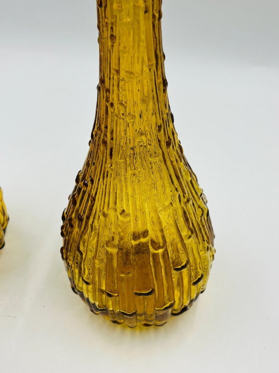 Image 1 of Set van twee vintage Empoli-flessen van getextureerd amberkleurig glas.