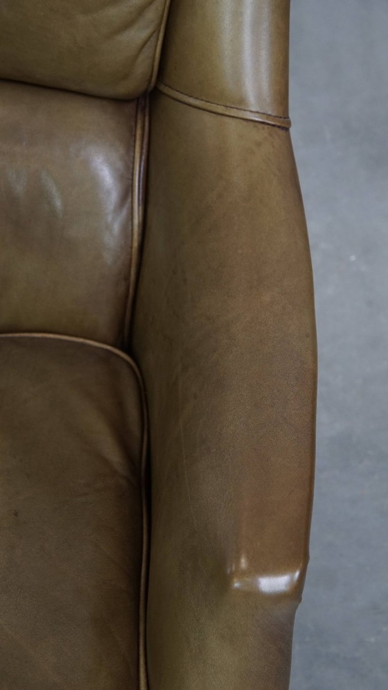 Image 1 of Poltrona in pelle di mucca verde oliva rifinita con chiodi decorativi