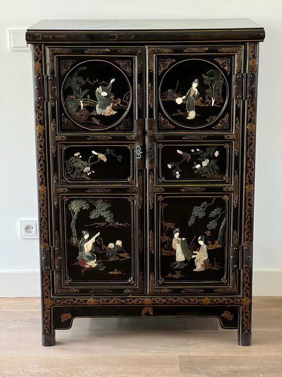 Image 1 of Armario chinoiserie antiguo con incrustaciones de nácar - Armario lacado chino