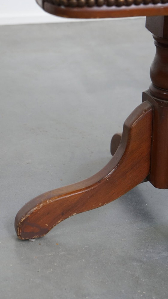 Image 1 of Sedia da ufficio Chesterfield classica in pelle bovina e legno in stile inglese