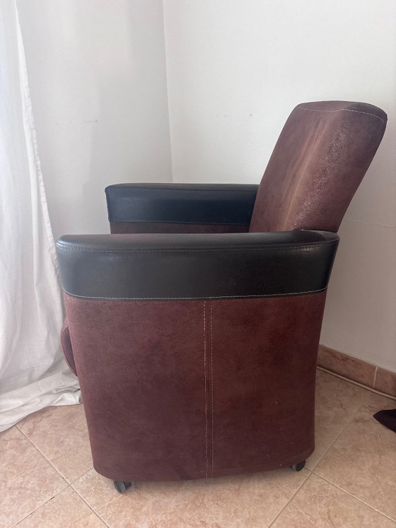 Image 1 of "Fauteuil op wielen, bekleed met nubuck en leer."