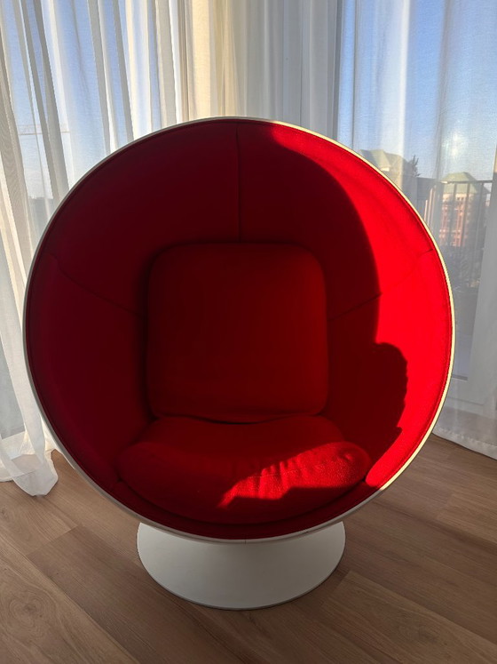 Ball Chair von Eero Aarnio in Classic Red (Adelta) – Sessel, Metal, Textile (photo 2 of 6)