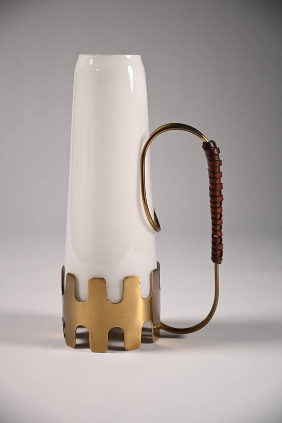 Image 1 of Bougeoir en verre opalin, laiton et cuir