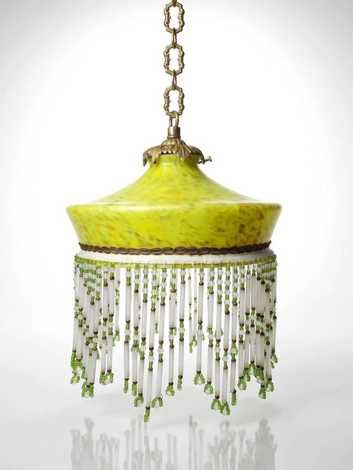 Paralume Art Déco antico in vetro marmorizzato giallo con frange di perline.