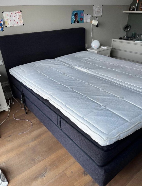 Image 1 of Rete a molle completamente elettrica Auping Kiruna con 2 motori, testiera, materassi e topper inclusi.