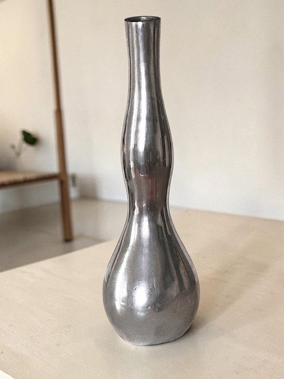 Vase bouton en métal argenté vintage – Aluminium (photo 2 of 8)