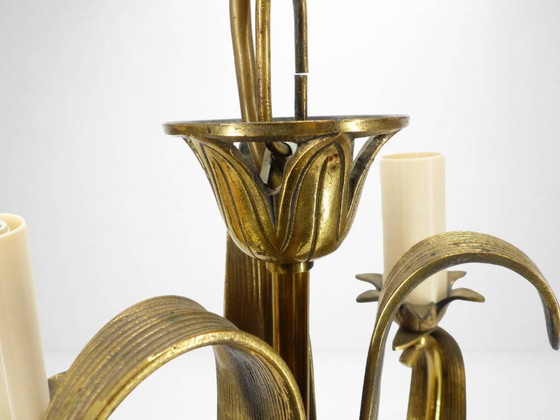 Image 1 of Lámpara de araña de tres brazos en latón dorado, con motivos de follaje y volutas, estilo Art Déco, circa 1950.