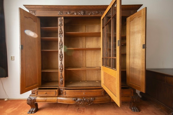 Bureau, bibliothèque/vitrine et table ronde assortie ornée de pattes de lion – Bureaux, Glass, Wood (photo 4 of 9)