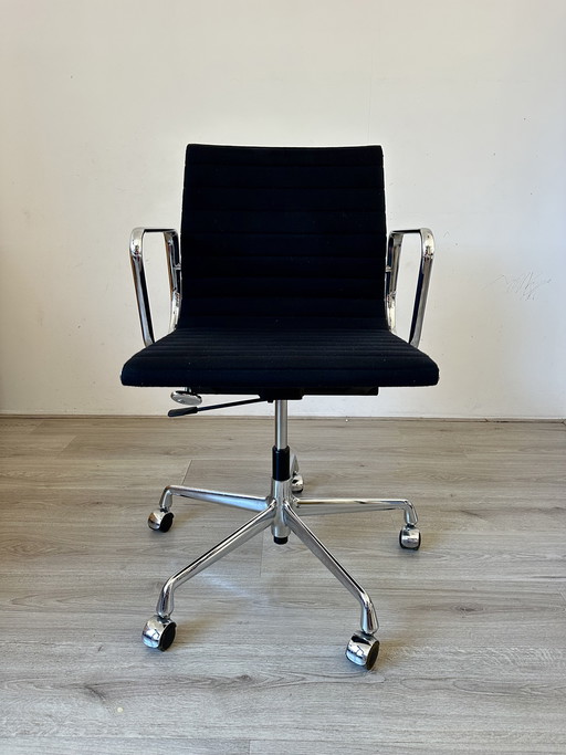 Vitra EA 117 design bureaustoel 