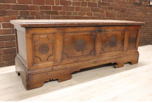 Cassapanca antica in noce massello, Italia XVIII secolo