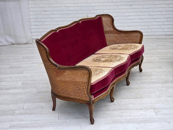 Image 1 of Canapé 3 places danois des années 1950, velours d'ameublement, bois de frêne, maille d'ameublement.