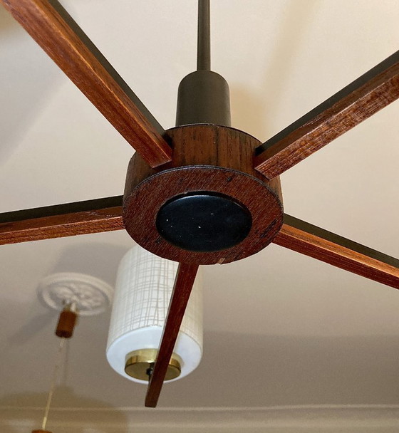 Image 1 of Skandinavischer 5-flammiger Kronleuchter aus Teakholz, Messing und Opalinschirmen