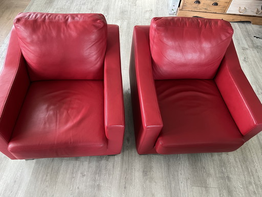 2 rote Ledersessel