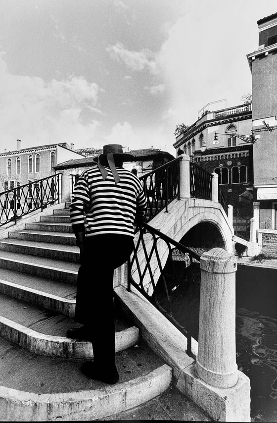 Image 1 of Michel Pinel ( 1949 ) grande photographie 50cm x 40cm / Venise les gondoliers