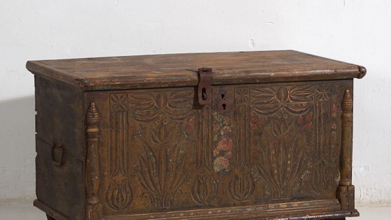 Antieke floraal gesneden kist (ca. 1820) #9 – Ladekasten (photo 3 of 40)