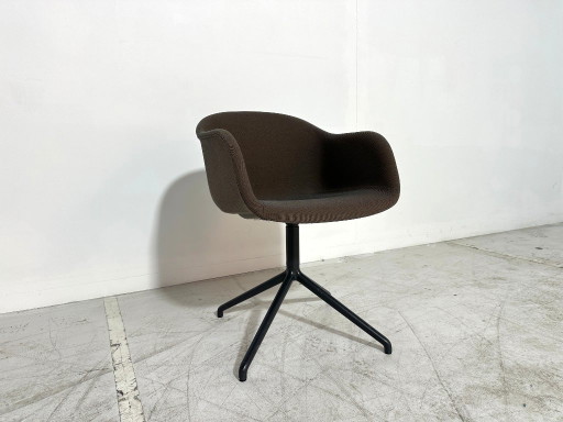 Poltrona Muuto in fibra color tortora - Base girevole nera – fauteuils, Textile