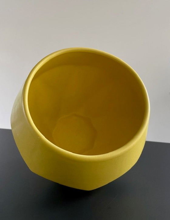 Image 1 of Pot de fleurs design à facettes géométriques jaunes