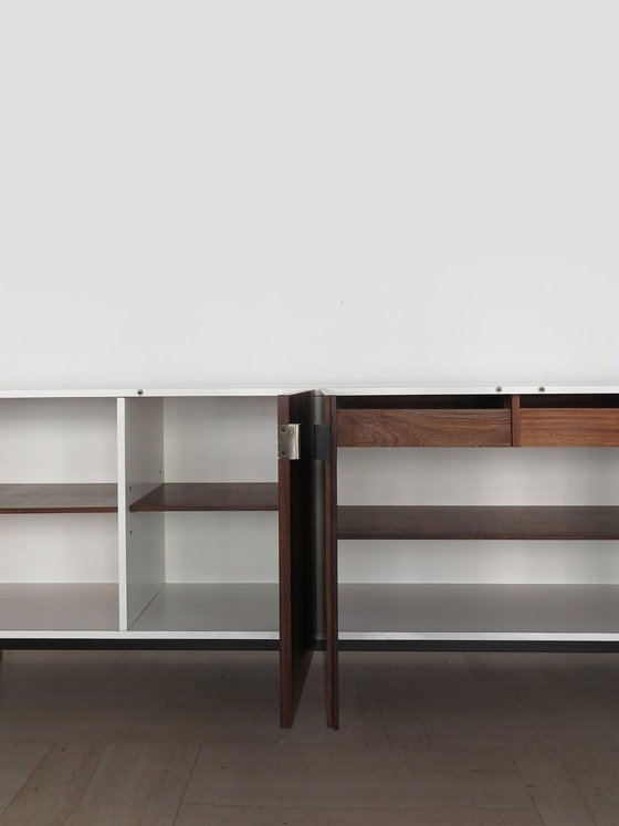 Credenza in formica bianca e legno scuro, Italia, anni '60 – Credenze con vetrina, Metallo (photo 6 of 19)
