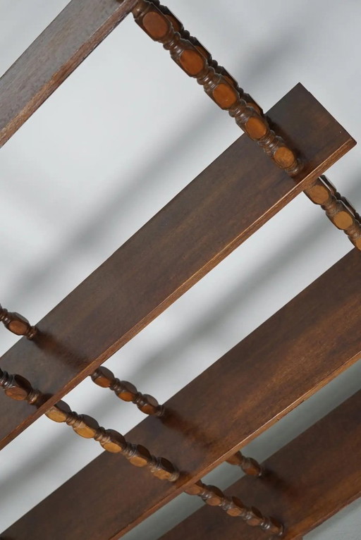 Bibliothèque/étagère murale à bobines en chêne français style années 50