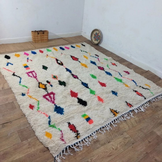 Image 1 of Azilal-Wollteppich, farbenfroh – Naturfarbene Regenbogenwolle, handgewebt (250×230 cm)
