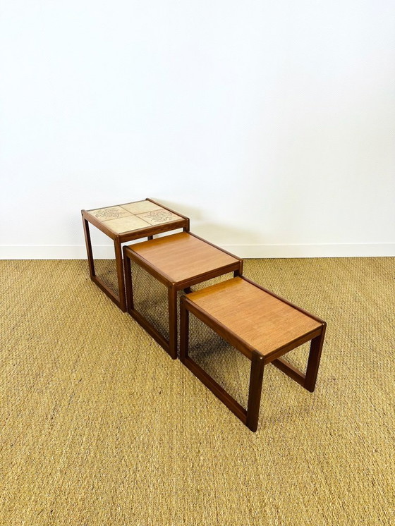 Image 1 of Set de 3 tables basses gigognes vintage en teck et céramique, 1960