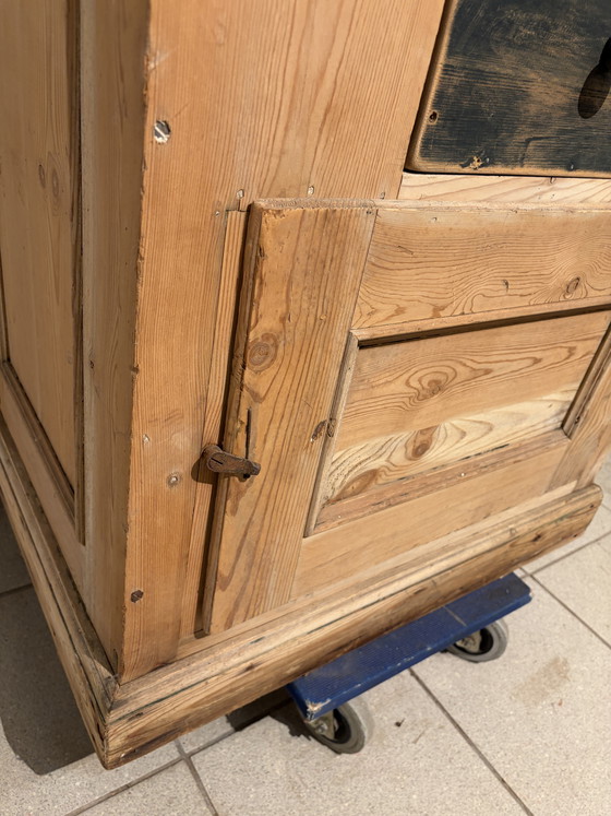 Image 1 of Raro macinacaffè di grandi dimensioni con grande ruota in ferro e base in pino; i cassetti sono di epoca successiva.