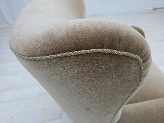 Image 1 of Poltrona danese, anni '60, rivestimento in velluto verde, gambe in legno di quercia.