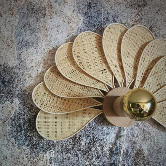 Image 1 of Applique murale, modèle Paon, 11 pétales en rotin et lin (teinte personnalisable)