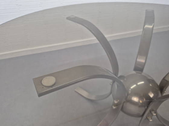 Image 1 of Table basse « Sputnik ». Table vintage en verre fumé avec finitions chromées.