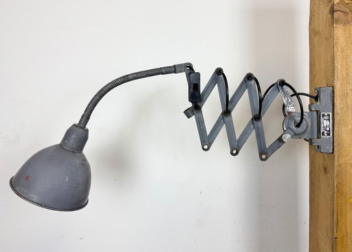 Lámpara de pared industrial gris con cuello de cisne y forma de tijera de Elektroinstala, década de 1960