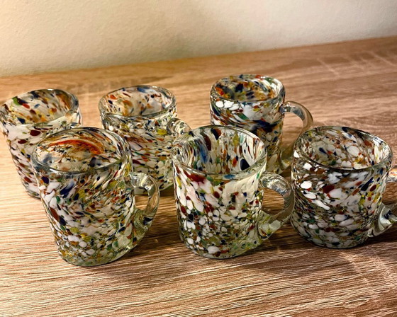 Image 1 of Karafset van Murano-glas met 6 kopjes – Kleurrijke kunstglazen kan – Vintage Italiaanse stijl