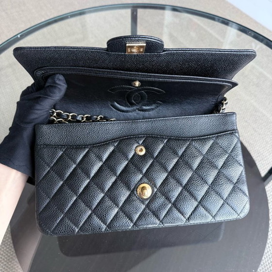 Image 1 of Chanel Classic Flap Medium - Caviar 25CM Gewatteerd generfd kalfsleer Zwart Goudkleurige hardware Serie 13
