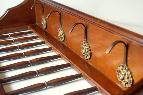 Image 1 of Armoire rockabilly en noyer des années 1950 avec étagère à chapeaux et 4 crochets en laiton - Vintage